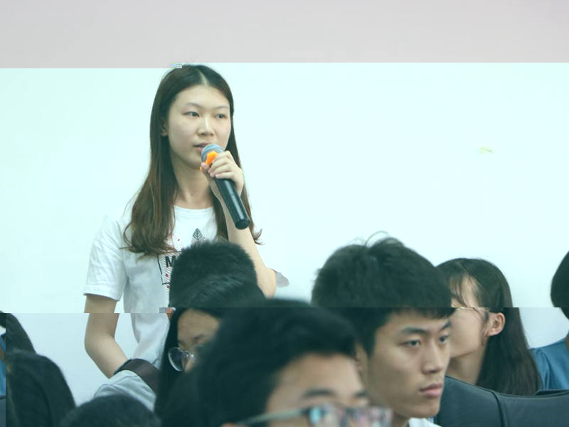 在場學生積極提問