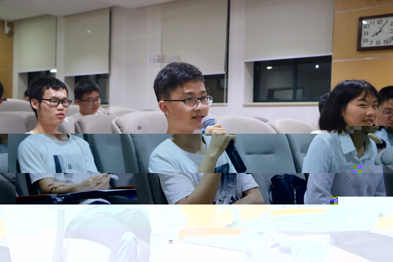 評委向展示的團支部提問